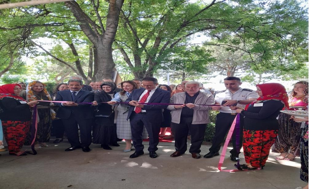 Müdürümüz Sayın Muhammet ASİL, Halk Eğitim Merkezi Yıl Sonu Sergisine Katıldı