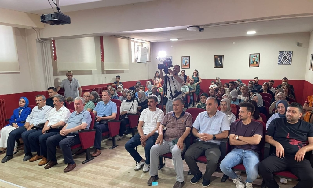 Müdürümüz Sayın Muhammet Asil, İlçemiz Okullarından Kadir Koyutürk İlkokulu Öğrencilerinin hazırladığı 